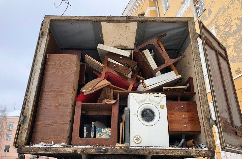 Мебель на мусорке. Свалка мебели. Вывоз старой мебели.